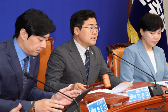 박찬대 더불어민주당 대표 직무대행 겸 원내대표가 11일 서울 여의도 국회에서 최고위원회의를 주재하며 의사봉을 두드리고 있다. 연합뉴스